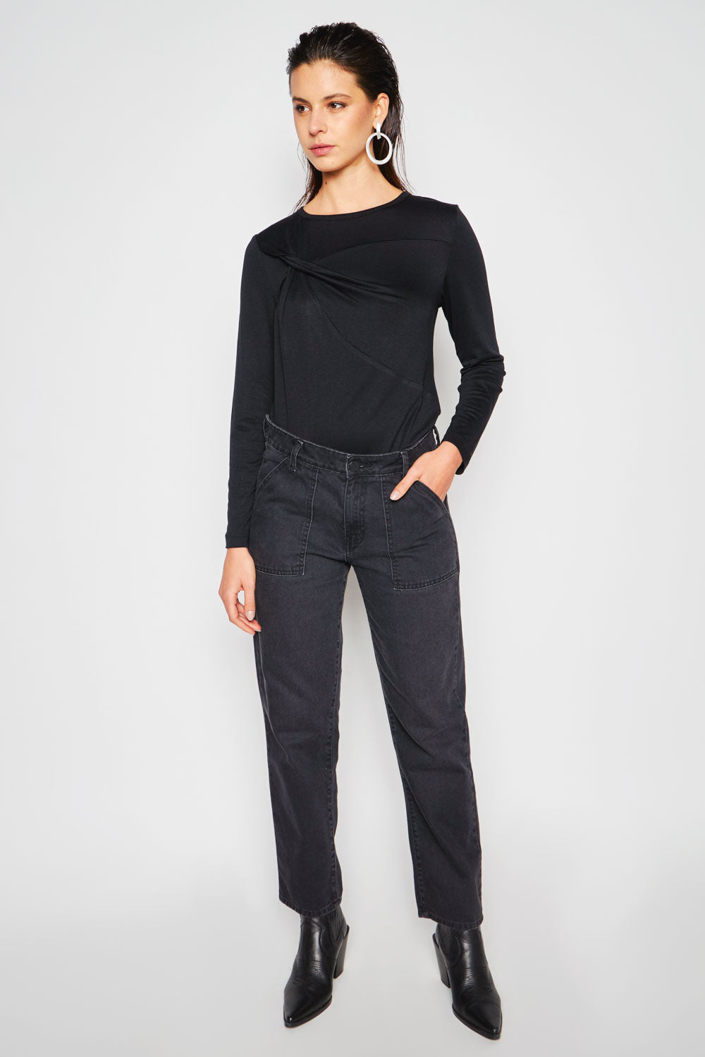 Jeans dad fit de la marca D-2024-800, estilo casual, en color azul, con bolsillos frontales y detalles en las costuras.