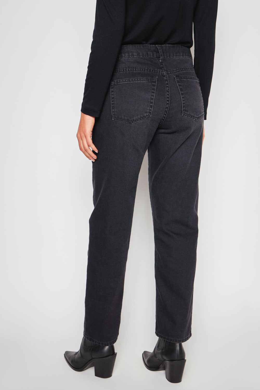 Jeans dad fit de marca D-2024-800, estilo casual, en color azul, con cinturilla y bolsillos visibles.