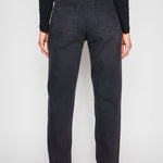 Jeans D-2024-800 tipo dad fit en color azul, con bolsillos frontales y costuras visibles, en un fondo neutro.