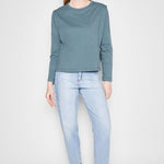 Jeans D-2024-801 de estilo mom fit en color azul, mostrando el ajuste cómodo y moderno en una modelo.