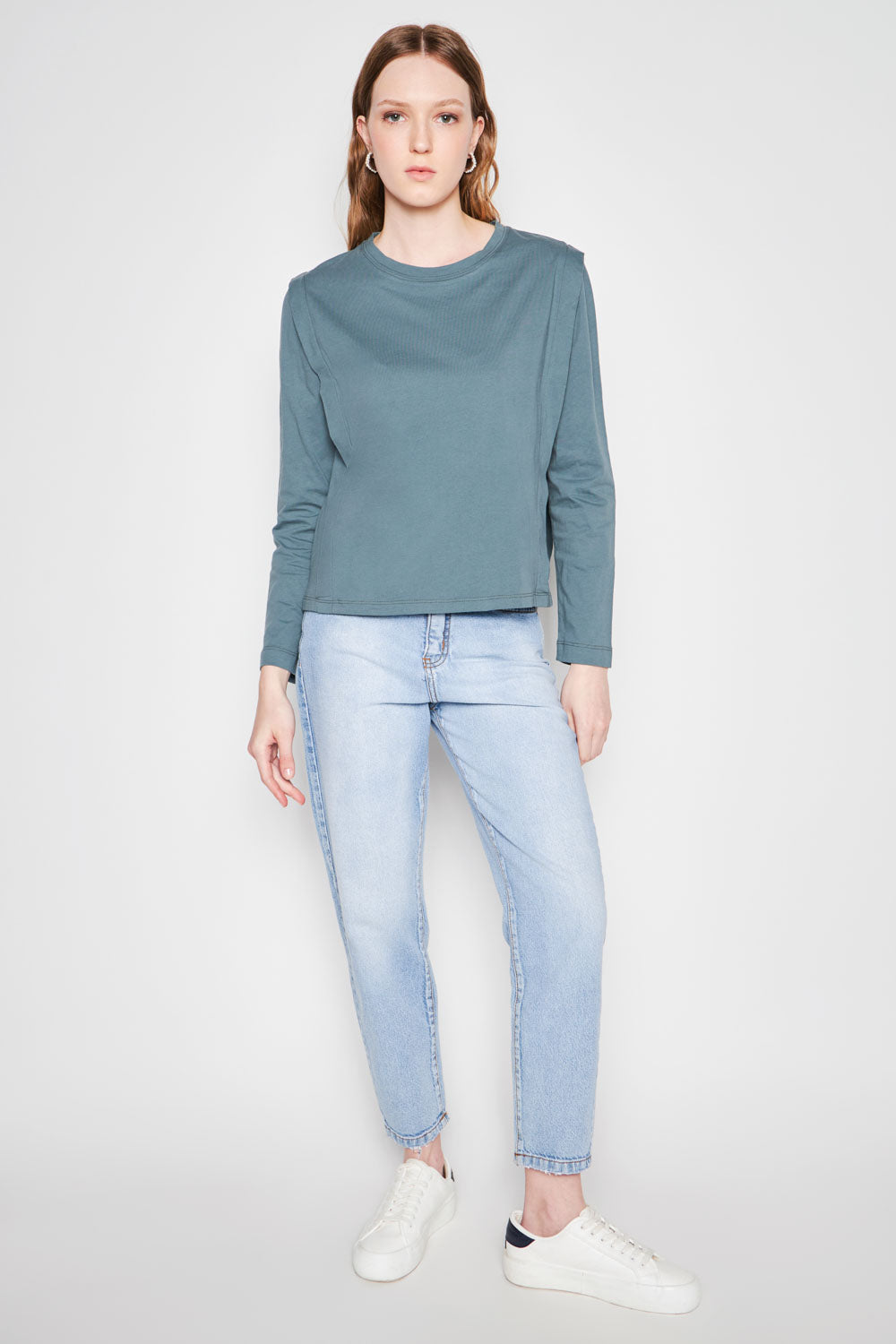 Jeans D-2024-801 de estilo mom fit en color azul, mostrando el ajuste cómodo y moderno en una modelo.