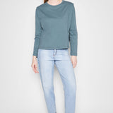 Jeans D-2024-801 de estilo mom fit en color azul, mostrando el ajuste cómodo y moderno en una modelo.