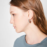 Aros de perlas blancos de la marca BV-2024-274, elegantes y brillantes, en una imagen clara y detallada.