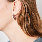 Aros de perlas elegantes de la marca BV-2024-274, con diseño sofisticado y detalles brillantes, en una imagen clara y cercana.