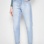 Jeans mom fit de la marca D-2024-801, pantalones vaqueros de corte recto y talle alto para un estilo cómodo y moderno.