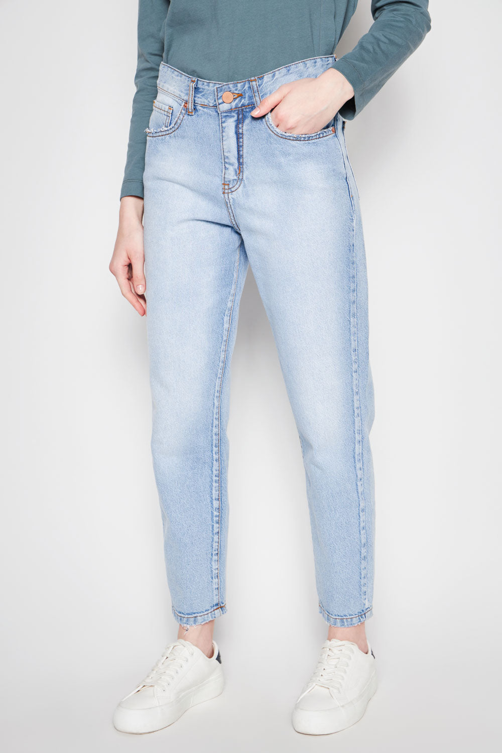 Jeans mom fit de la marca D-2024-801, pantalones vaqueros de corte recto y talle alto para un estilo cómodo y moderno.
