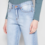 Jeans mom fit de la marca D-2024-801 en color azul, con corte recto y cinturilla alta, mostrados en la imagen.