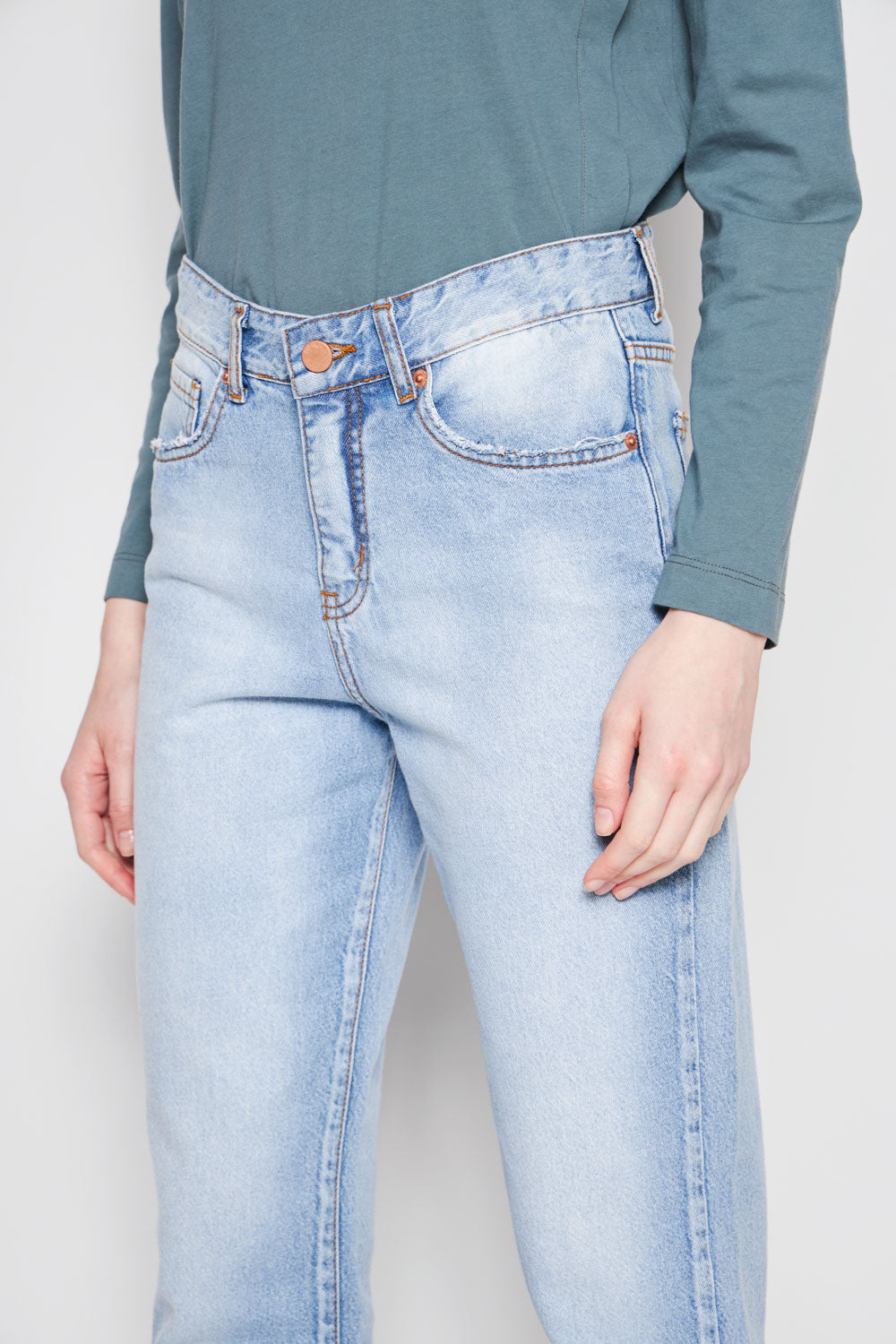 Jeans mom fit de la marca D-2024-801 en color azul, con corte recto y cinturilla alta, mostrados en la imagen.
