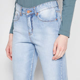 Jeans mom fit de la marca D-2024-801 en color azul, con corte recto y cinturilla alta, mostrados en la imagen.