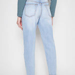 Jeans Mom Fit de la marca D-2024-801, pantalones vaqueros de corte recto y estilo casual en color azul, en vista frontal.