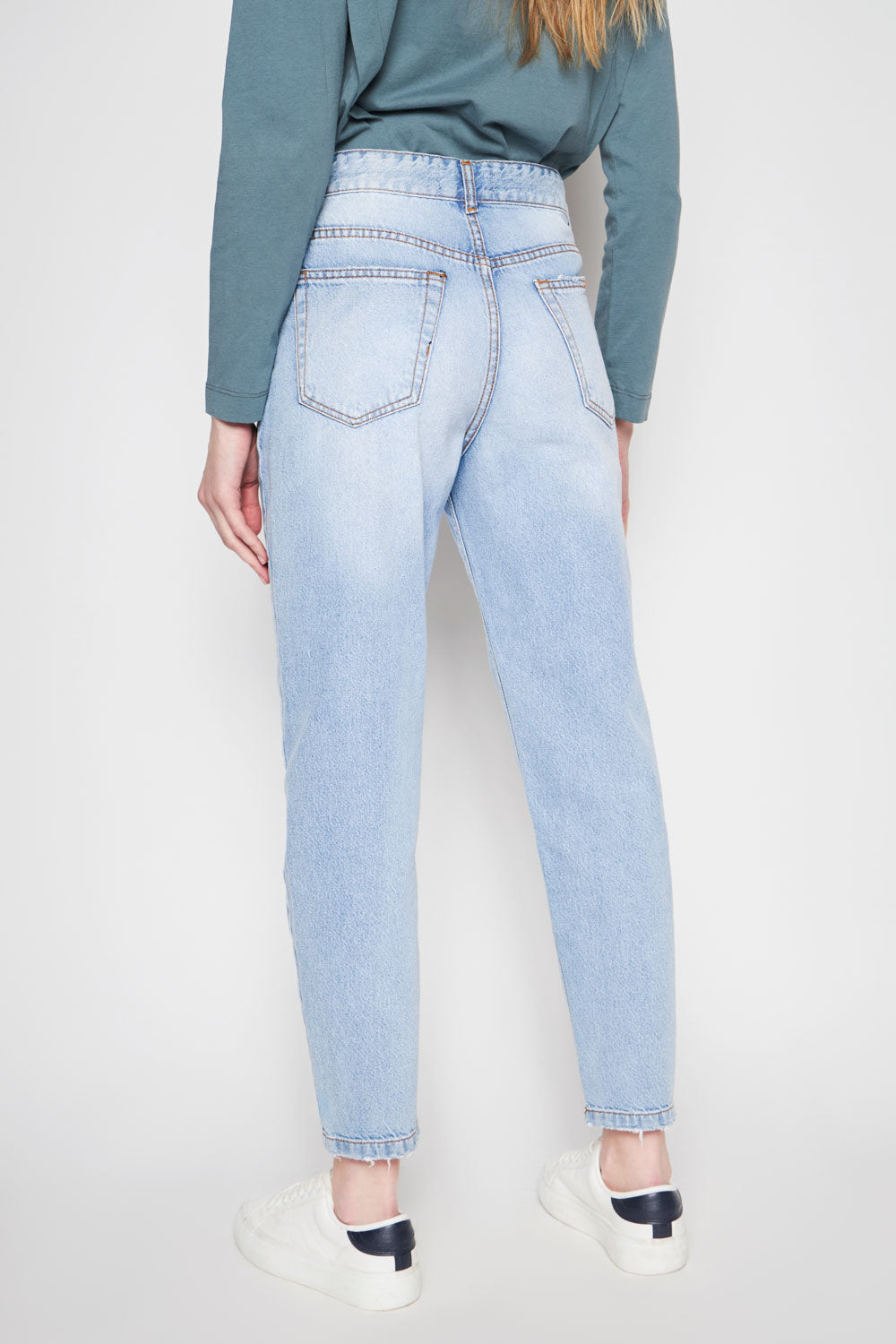 Jeans Mom Fit de la marca D-2024-801, pantalones vaqueros de corte recto y estilo casual en color azul, en vista frontal.