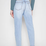 Jeans Mom Fit de la marca D-2024-801, pantalones vaqueros de corte recto y estilo casual en color azul, en vista frontal.