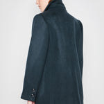 Chaqueta Amphora de la marca I-2024-932, vista frontal con detalles de diseño y cierre en la imagen.