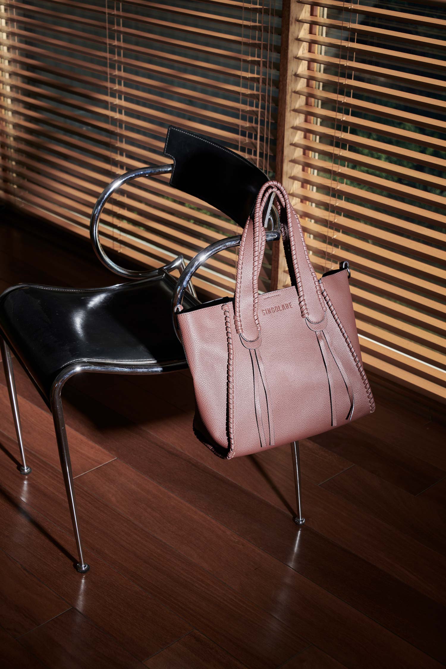 Accesorios shopper Iris burdeos de la marca AI-2025-104, bolso grande y elegante con asas resistentes y diseño moderno.