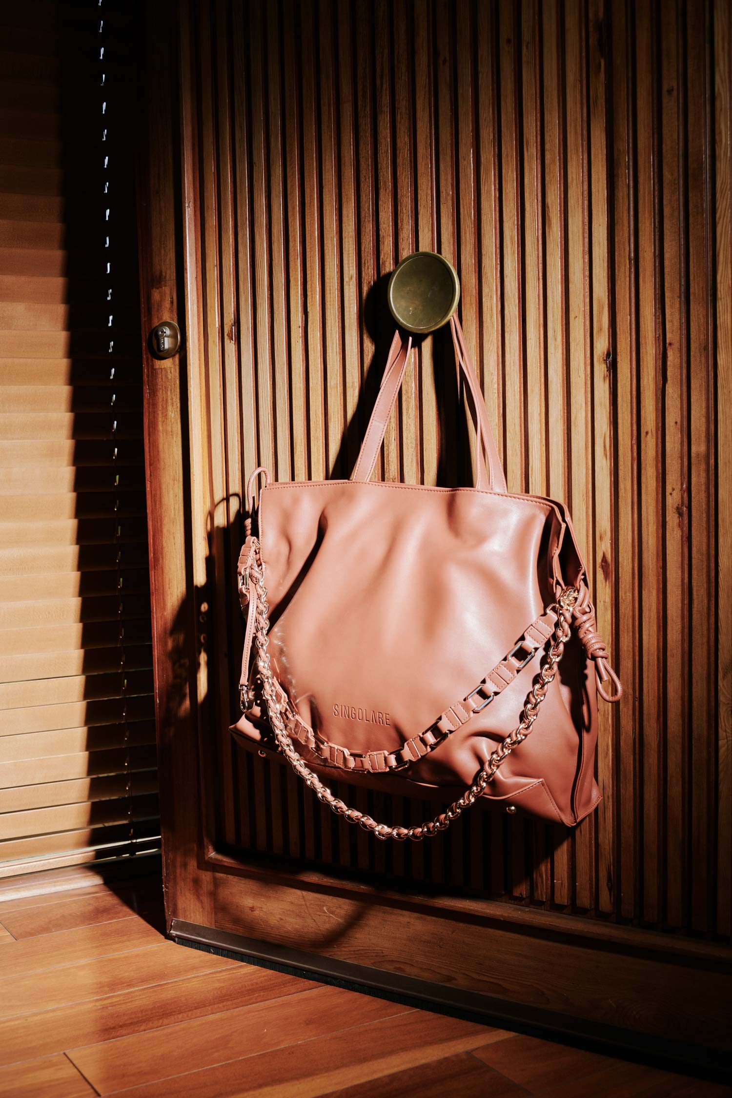 Accesorios Shopper Rock Caramel de la marca AV-2025-202, imagen del producto en tono caramelo y diseño único.