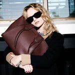 Accesorios shopper Iris burdeos de la marca AI-2025-104, bolso elegante con asas y diseño moderno.