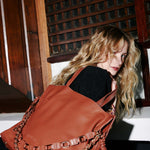Accesorios AV-2025-202 Shopper Rock Caramel, bolso de mano en tono caramelo con asas y detalles elegantes.