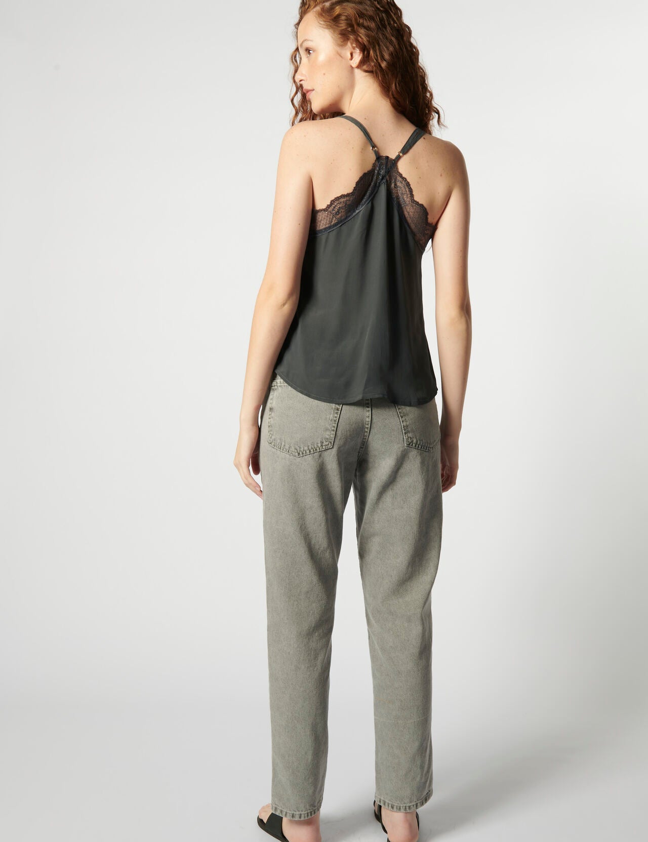 Blusa de seda Mila en color asfalto, estilo elegante y cómodo, de la marca EV-2026-600, vista frontal sobre fondo neutro.