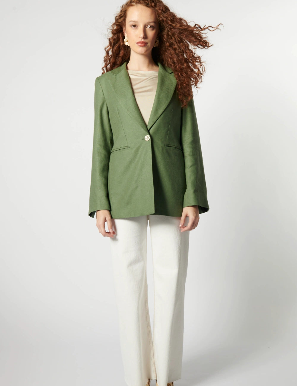 Blazer Jacinta verde de la marca P-2026-909, abrigo elegante de corte clásico y tejido suave, mostrado en la imagen.