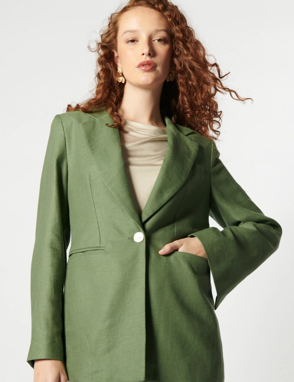 Chaqueta blazer jacinta verde de la marca P-2026-909, abrigo elegante y moderno, con detalles en el diseño.