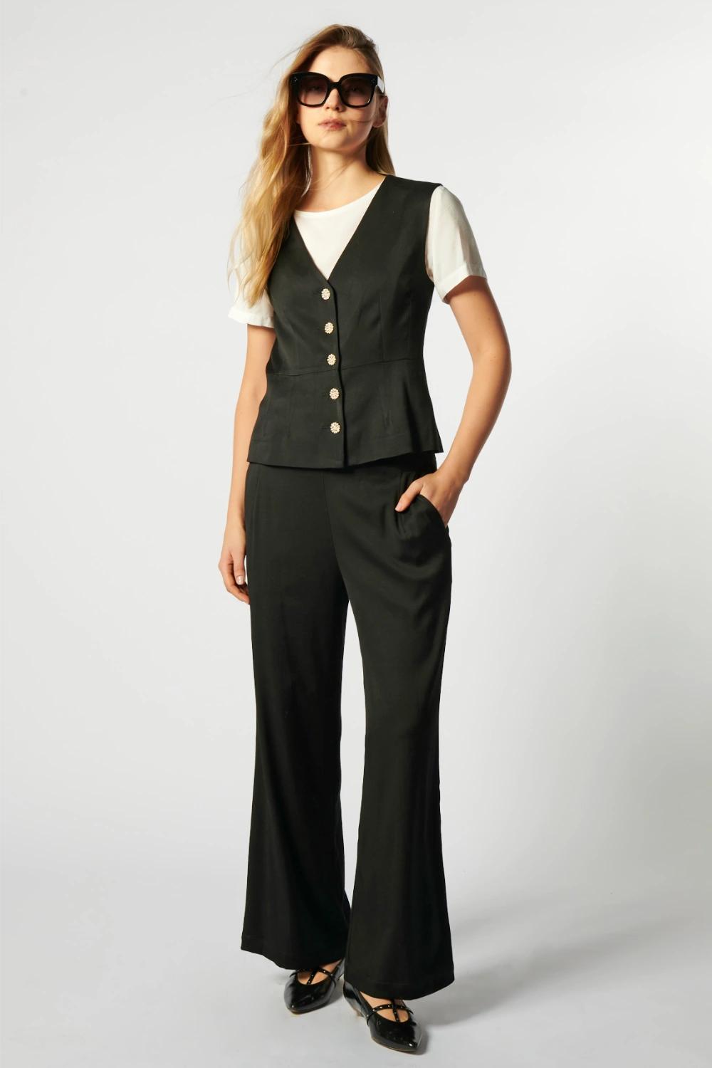 Chaleco Cora de la marca P-2026-614, en color gris, con cierre frontal y diseño elegante para mujer.