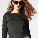 Polera Souci de la marca P-2026-502, con diseño moderno y colores vibrantes, vista frontal de la prenda en la imagen.