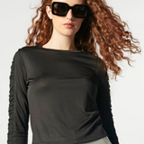 Polera Souci de la marca P-2026-502, con diseño moderno y colores vibrantes, vista frontal de la prenda en la imagen.
