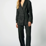 Blazer Sauco de la marca P-2026-908, chaqueta elegante en color negro con bolsillos y botones frontales.