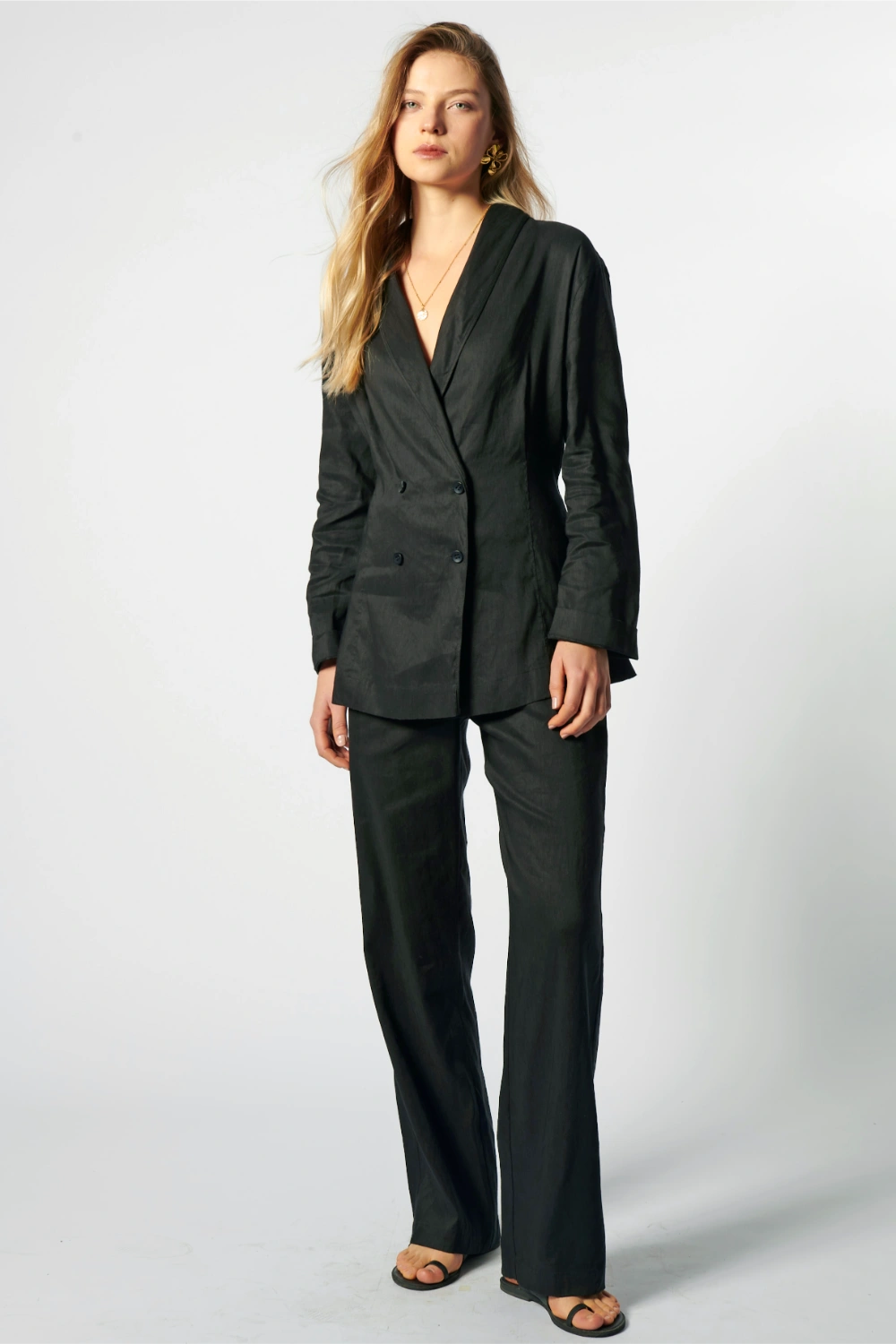 Blazer Sauco de la marca P-2026-908, chaqueta elegante en color negro con bolsillos y botones frontales.