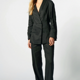 Blazer Sauco de la marca P-2026-908, chaqueta elegante en color negro con bolsillos y botones frontales.
