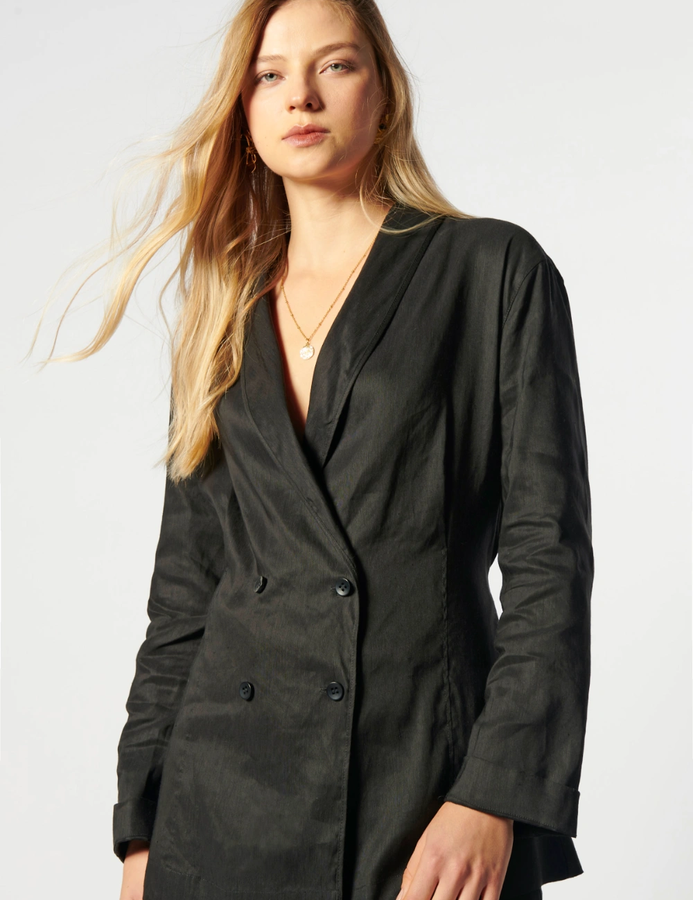 Chaqueta Blazer Sauco de la marca P-2026-908, en color oscuro, con diseño elegante y corte moderno.