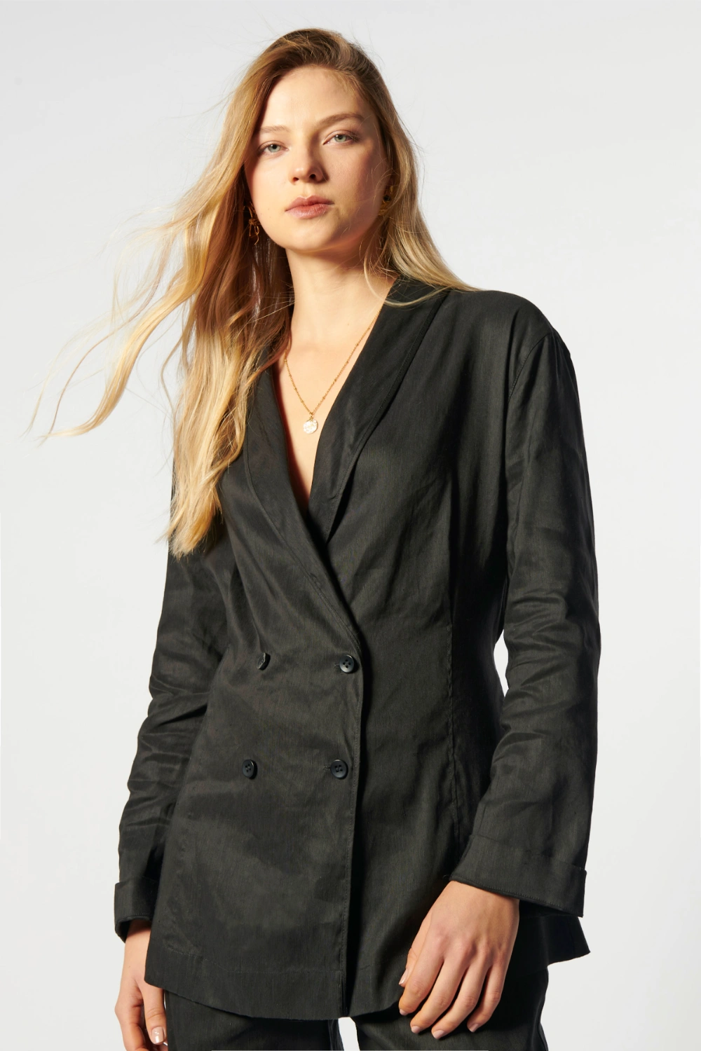 Chaqueta Blazer Sauco de la marca P-2026-908, en color oscuro, con diseño elegante y corte moderno.