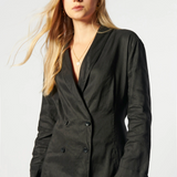 Chaqueta Blazer Sauco de la marca P-2026-908, en color oscuro, con diseño elegante y corte moderno.