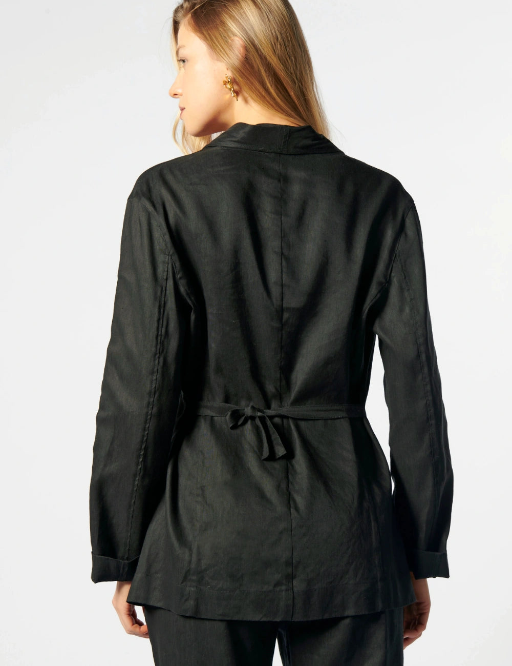 Blazer Sauco de la marca P-2026-908, chaqueta elegante con corte ajustado y detalles modernos en color neutro.