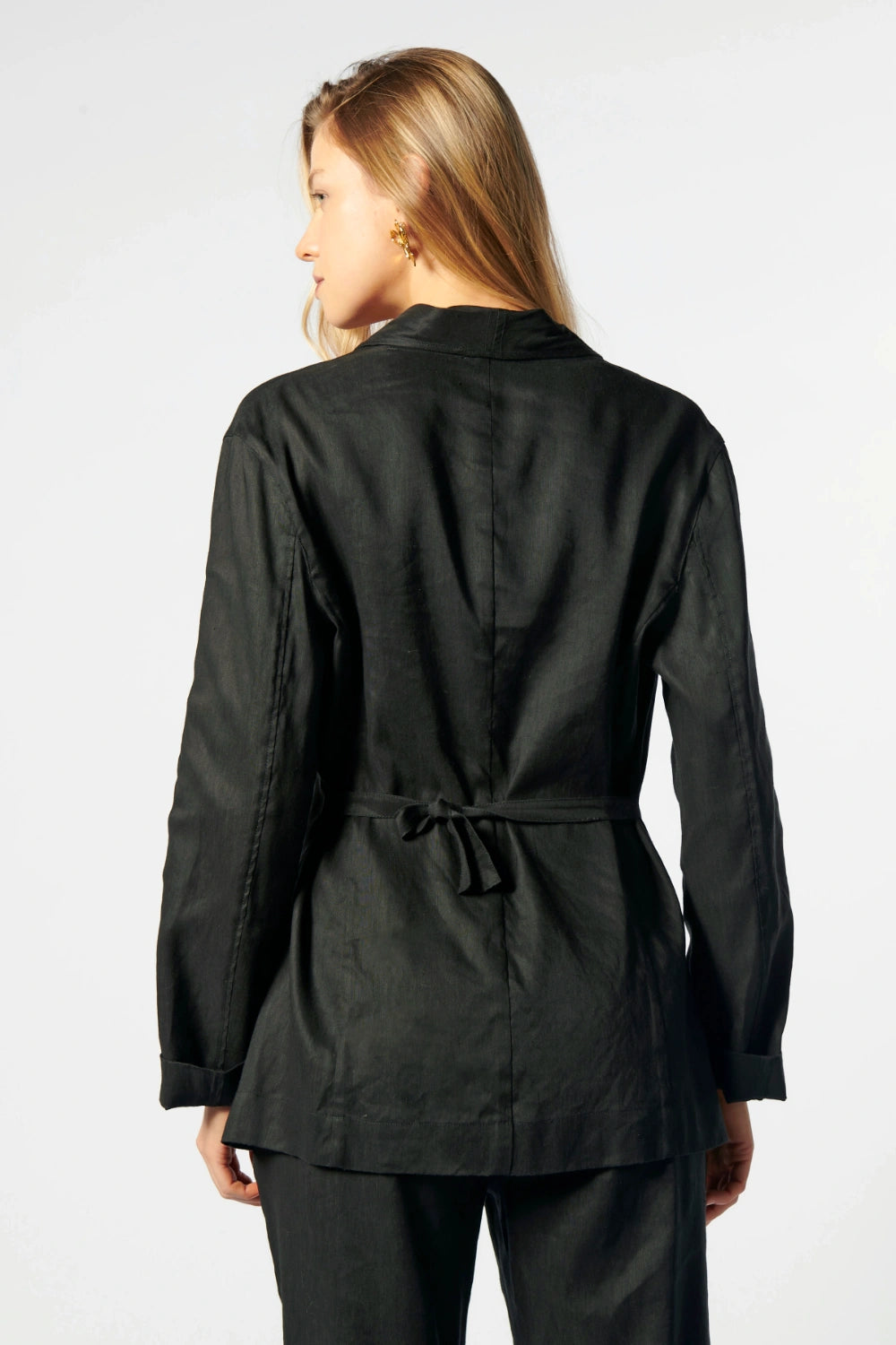 Blazer Sauco de la marca P-2026-908, chaqueta elegante con corte ajustado y detalles modernos en color neutro.