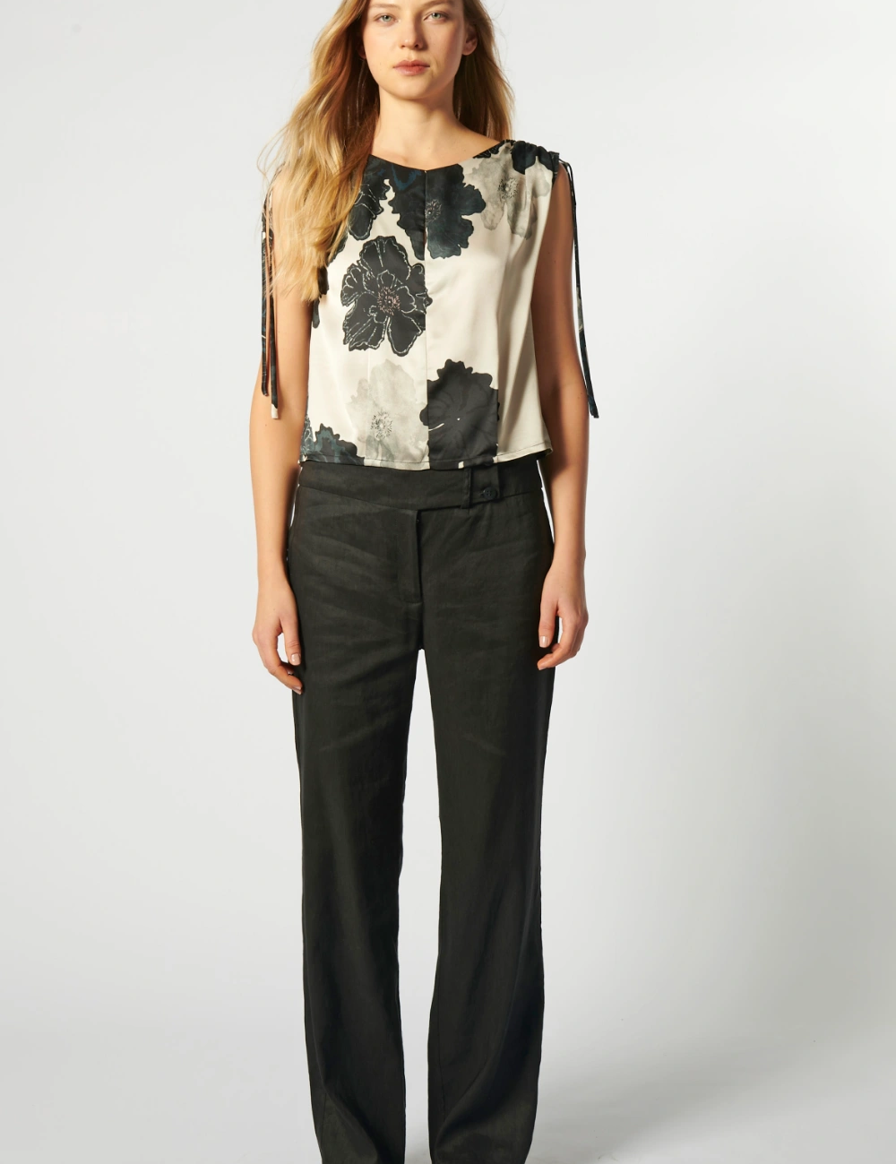 Pantalón Sauco de la marca P-2026-807, pantalones de estilo casual en color oscuro, con diseño moderno y cómodo.
