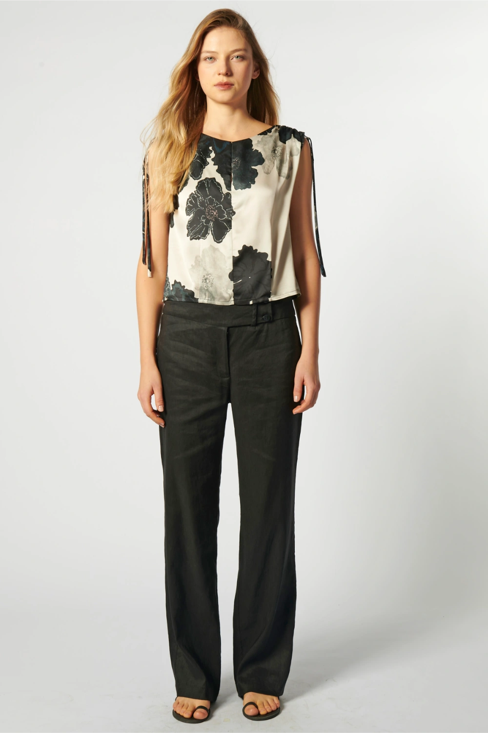 Pantalón Sauco de la marca P-2026-807, pantalones de estilo casual en color oscuro, con diseño moderno y cómodo.