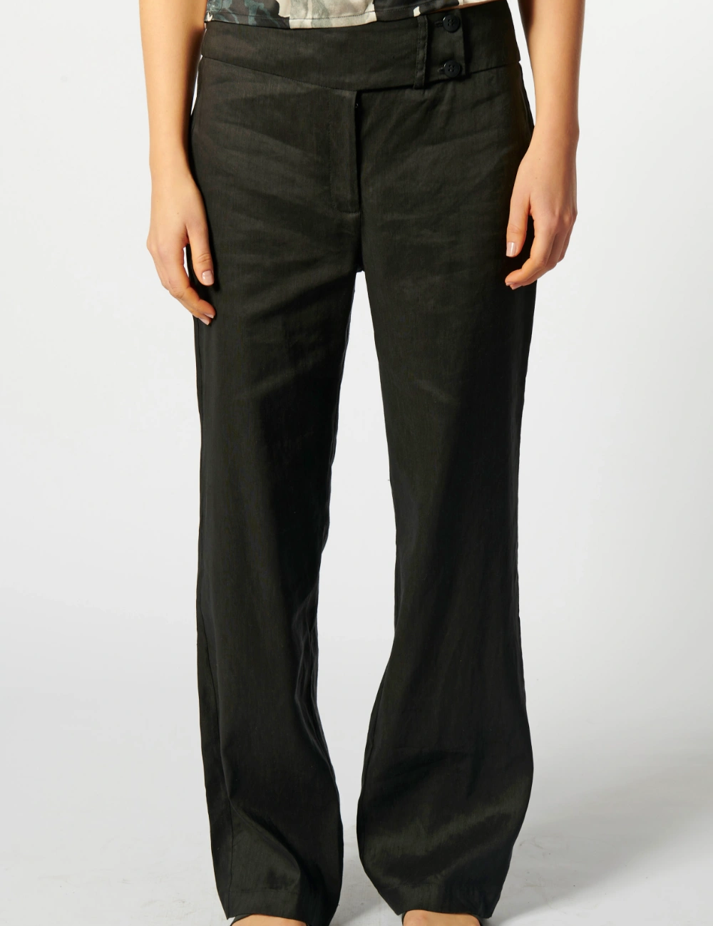 Pantalón Sauco de la marca P-2026-807, pantalones largos con diseño moderno y detalles en la imagen.