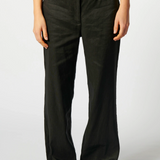 Pantalón Sauco de la marca P-2026-807, pantalones largos con diseño moderno y detalles en la imagen.