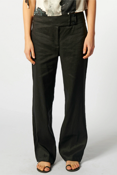 Pantalón Sauco de la marca P-2026-807, pantalones largos con diseño moderno y detalles en la imagen.
