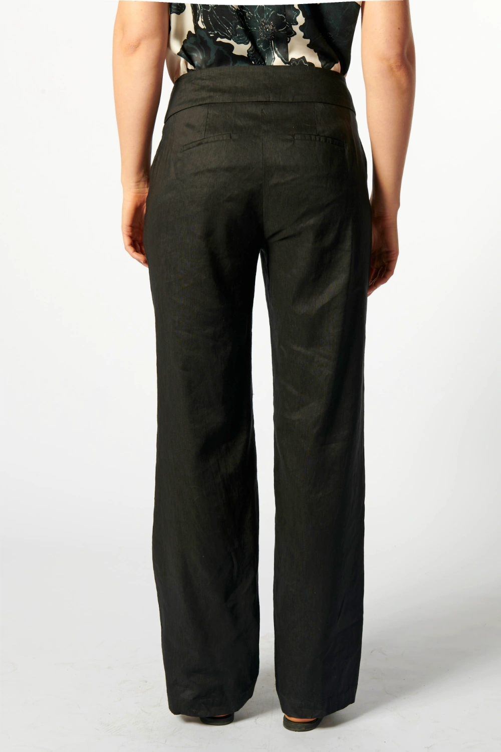 Pantalón Sauco de la marca P-2026-807, pantalones de tela con diseño moderno y ajuste cómodo, en color oscuro.
