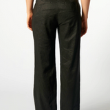 Pantalón Sauco de la marca P-2026-807, pantalones de tela con diseño moderno y ajuste cómodo, en color oscuro.