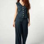 Pantalón Cora azul oscuro de la marca P-2026-810, pantalones de mujer con corte cómodo y estilo moderno.