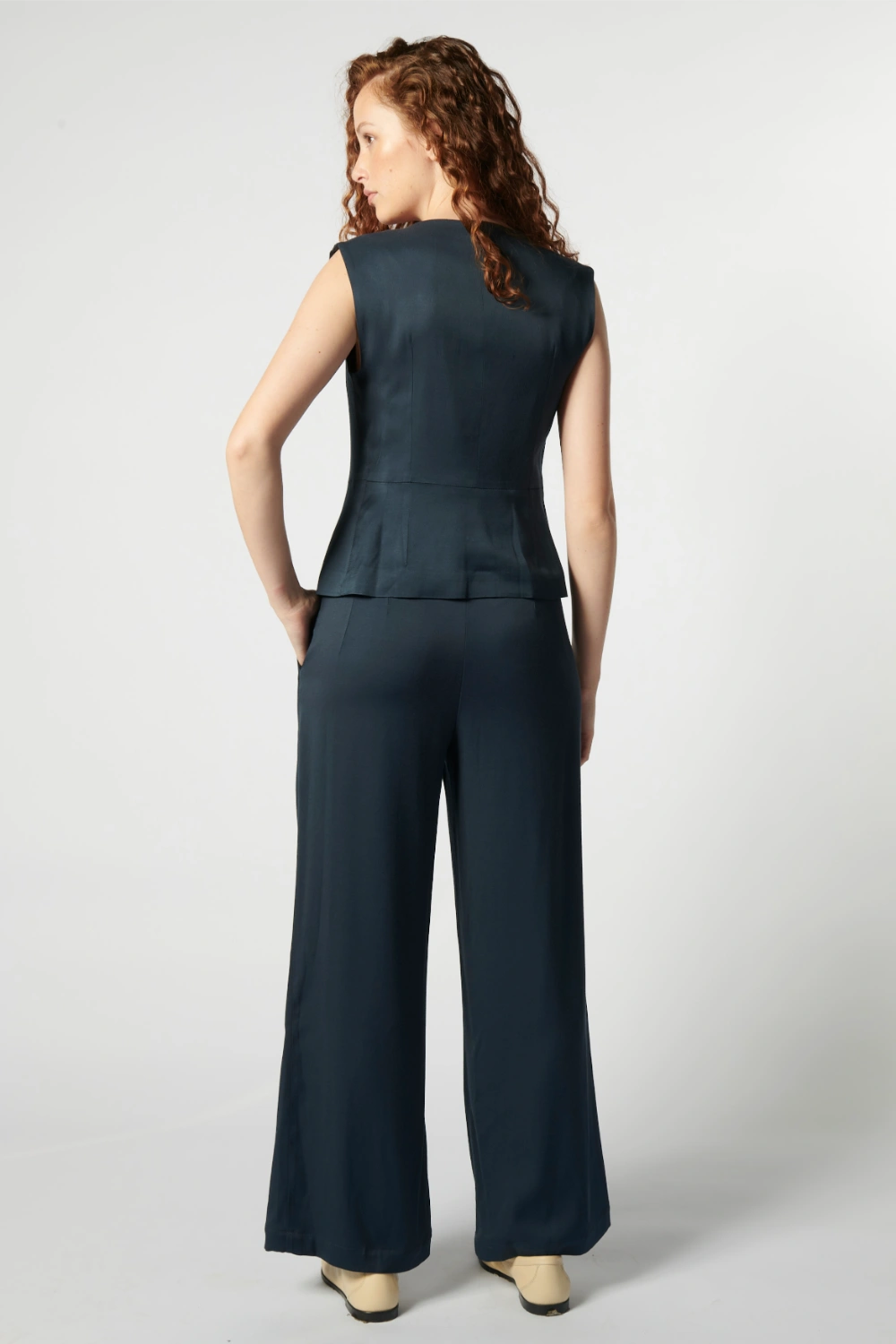 Pantalón Cora azul oscuro de la marca P-2026-810, pantalones de vestir para mujer, con diseño elegante y cómodo.