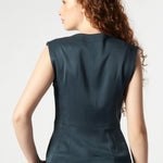Chaleco Cora de la marca P-2026-614 en color gris con cierre y bolsillos frontales, diseñado para un estilo casual y cómodo.