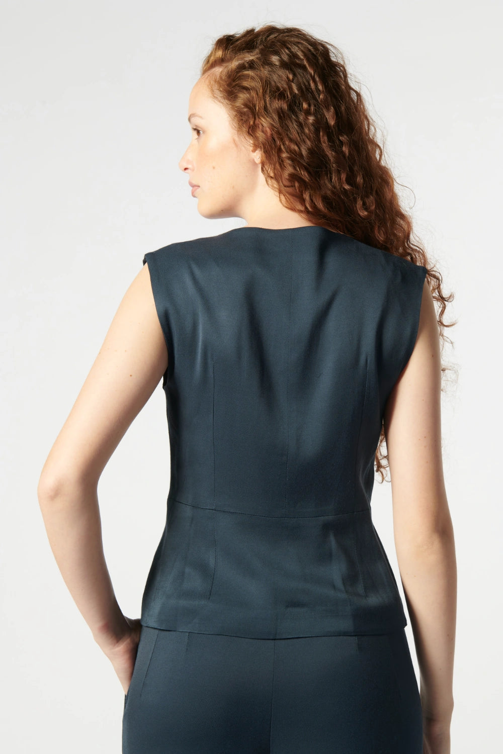 Chaleco Cora de la marca P-2026-614 en color gris con cierre y bolsillos frontales, diseñado para un estilo casual y cómodo.