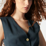 Chaleco Cora de la marca P-2026-614, en color gris, con diseño ajustado y cuello redondo, visible en la imagen.