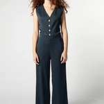 Pantalón Cora azul oscuro de la marca P-2026-810, pantalones modernos y cómodos, vista frontal sobre fondo neutro.
