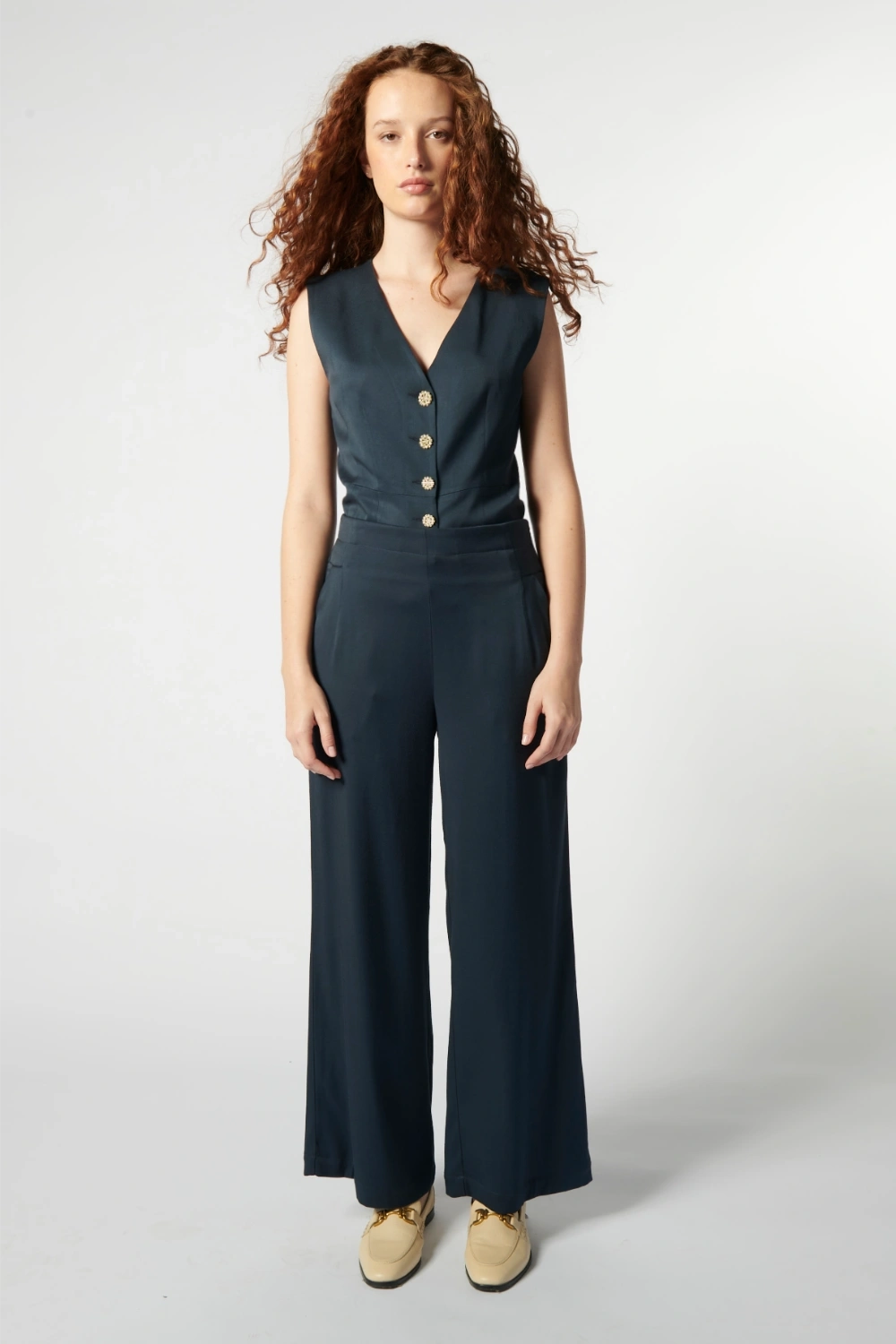 Pantalón Cora azul oscuro de la marca P-2026-810, pantalones modernos y cómodos, vista frontal sobre fondo neutro.