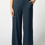 Pantalón Cora azul oscuro de la marca P-2026-810, pantalones largos con cinturilla y bolsillos en la imagen.